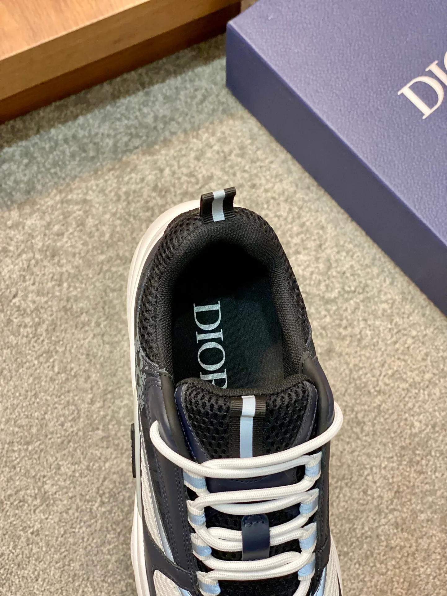 Factory price: 500💰 Dior B22 men's jogging fashion sneakers. This item draws inspiration from retro jogging shoes. It adopts a thick low-top design, with an upper made of leather and mesh fabric, and a black and white engraved rubber sole. The side is decorated with an embossed "Di~r" logo. Code number: 38-45 (38, 45, 46 can be customized)